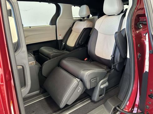 Used 2025 Toyota Sienna Platinum AWD/4WD image 17