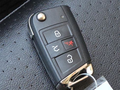 Used 2020 Volkswagen Tiguan SE image 31