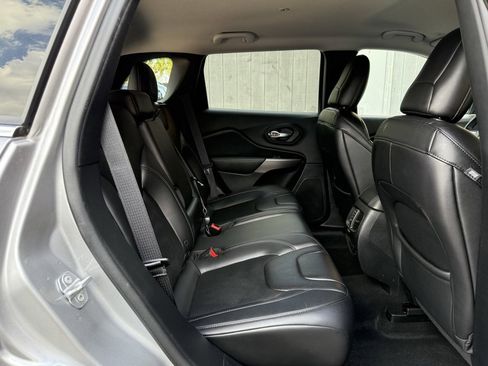 Used 2019 Jeep Cherokee Latitude Plus w/ Comfort/Convenience Group image 21