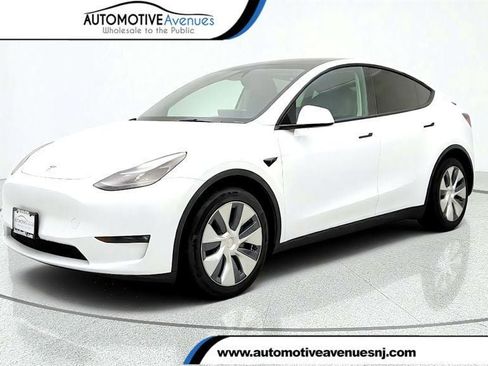 Used 2024 Tesla Model Y Long Range AWD/4WD image 1