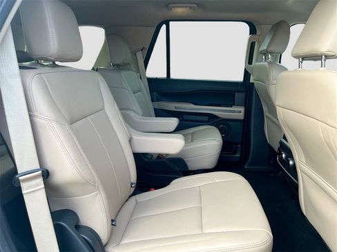 Used 2024 Ford Expedition XLT image 28