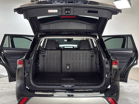 Certified 2025 Toyota Highlander Platinum image 16