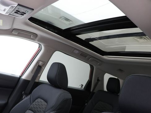 Used 2025 Nissan Pathfinder SV w/ SV Premium Package image 17