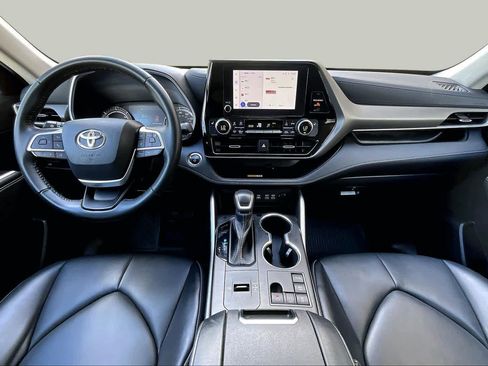 Used 2023 Toyota Highlander XLE AWD/4WD image 16