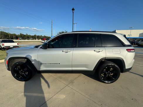 Used 2024 Jeep Grand Cherokee Altitude RWD image 5