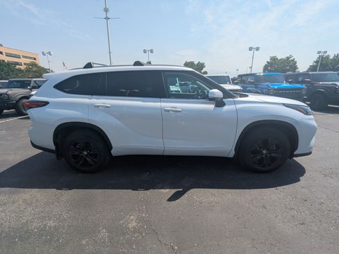 Used 2022 Toyota Highlander XLE AWD/4WD image 2