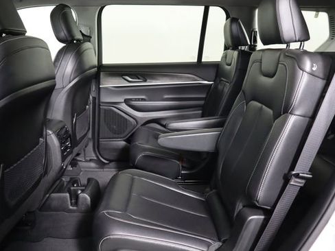 Used 2023 Jeep Grand Cherokee L Limited AWD/4WD image 16