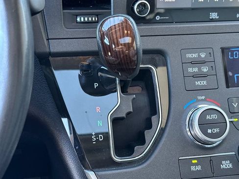 Certified 2020 Toyota Sienna Limited Premium FWD image 25