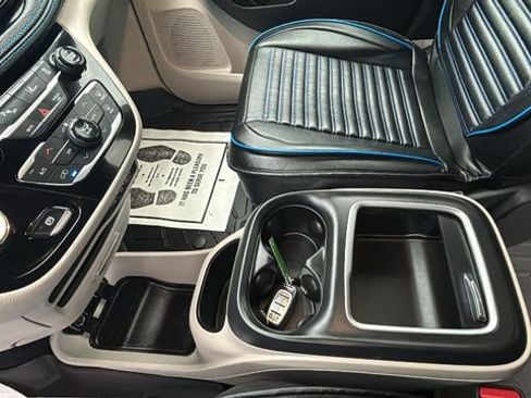 Used 2021 Chrysler Pacifica Touring-L FWD image 14