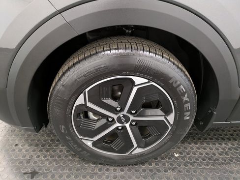 Certified 2024 Kia Niro LX image 7