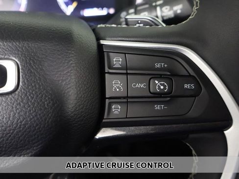 Used 2023 Jeep Grand Cherokee Laredo AWD/4WD image 4