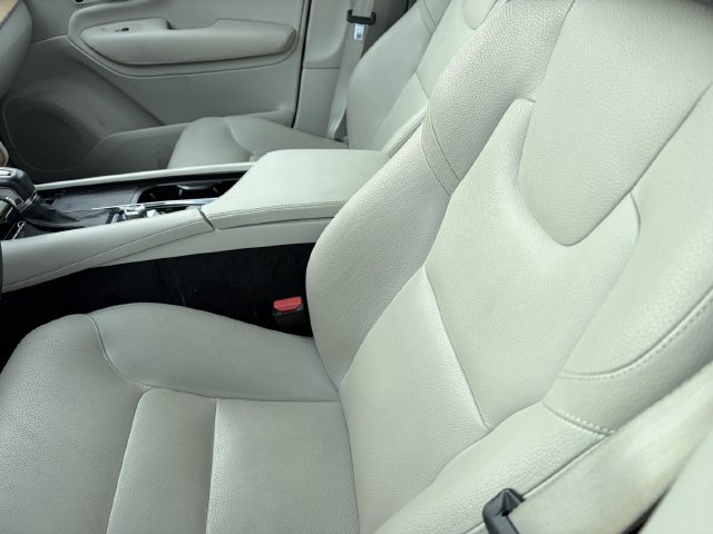 Used 2021 Volvo XC90 T5 Momentum w/ Protection Package Premier AWD/4WD image 6
