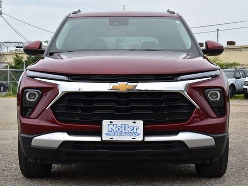 Used 2025 Chevrolet TrailBlazer LT AWD/4WD image 2