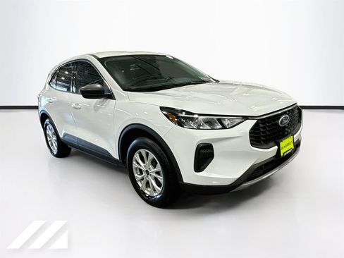 Used 2023 Ford Escape Active w/ Tech Pack #1 AWD/4WD image 3