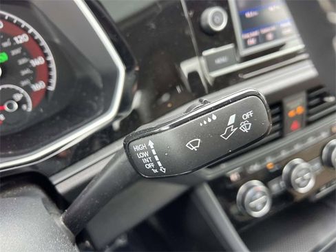 Used 2021 Volkswagen Jetta SE w/ SE Cold Weather Package image 32