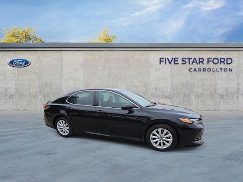 Used 2020 Toyota Camry LE image 2