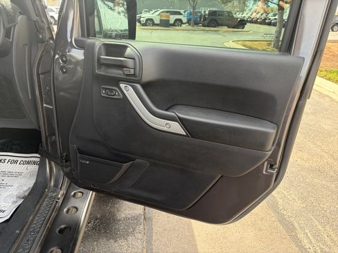 Used 2016 Jeep Wrangler Unlimited Rubicon w/ Connectivity Group AWD/4WD image 16
