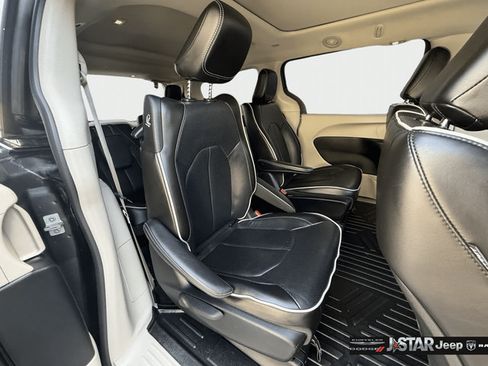 Used 2023 Chrysler Pacifica Limited FWD image 29