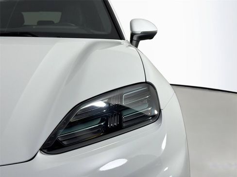 Certified 2025 Porsche Macan Electric RWD image 15