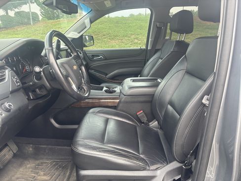Used 2019 Chevrolet Suburban LT RWD image 13