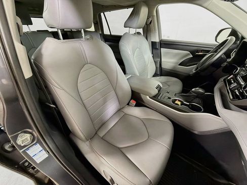 Used 2020 Toyota Highlander XLE AWD/4WD image 26