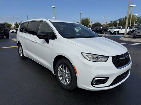 New 2026 Chrysler Pacifica Select image 3