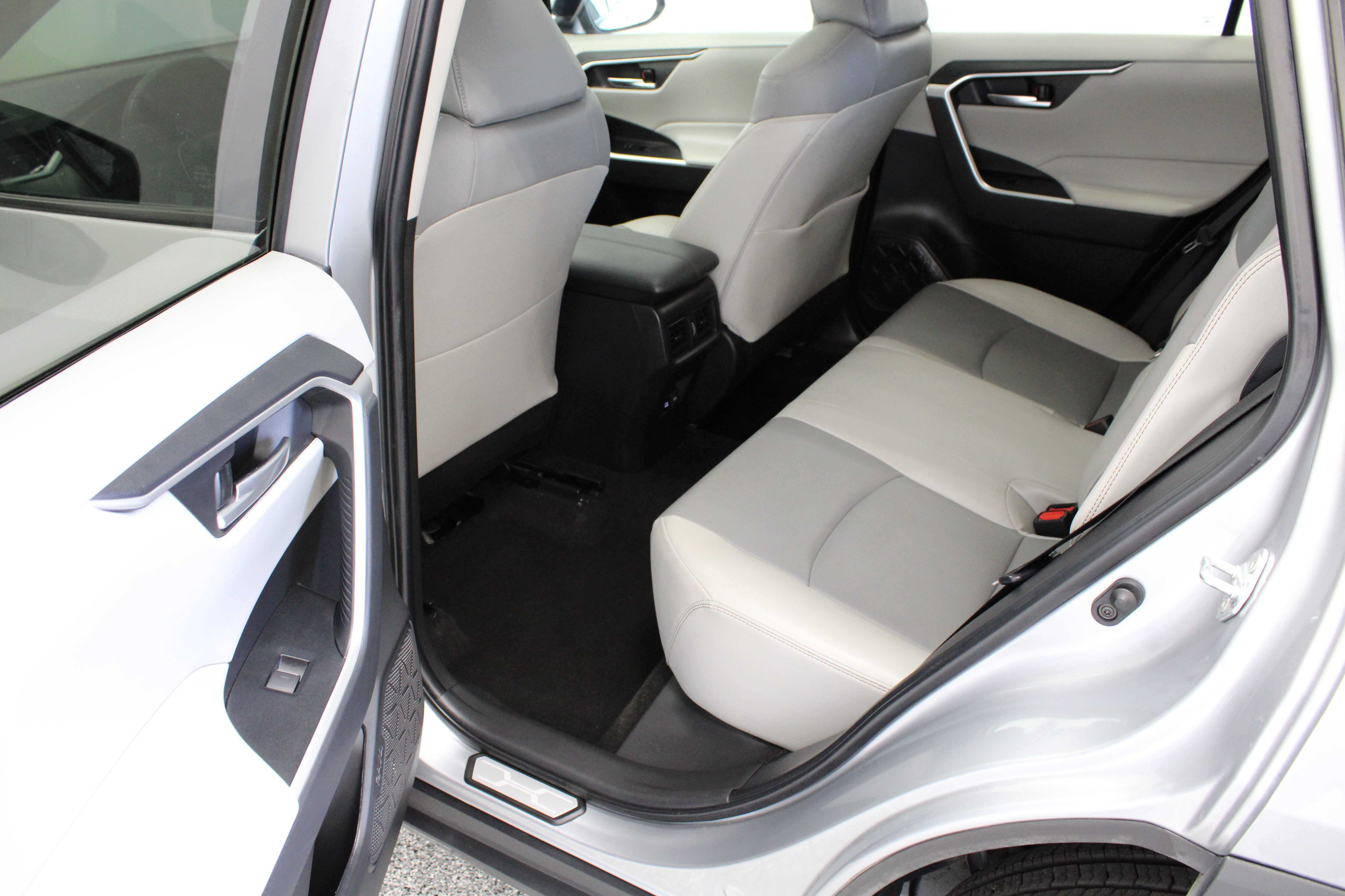 Used 2023 Toyota RAV4 XLE Premium FWD image 28