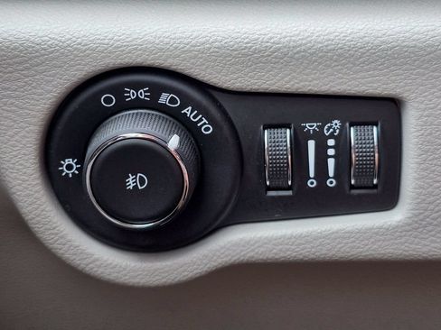 Used 2019 Chrysler Pacifica Touring-L FWD image 35