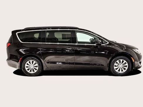 Used 2018 Chrysler Pacifica Touring Plus image 4