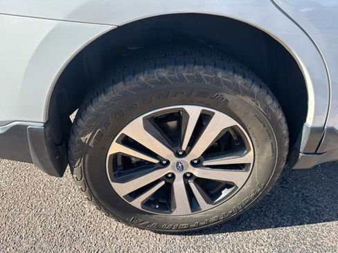 Used 2018 Subaru Outback 2.5i Limited AWD/4WD image 9