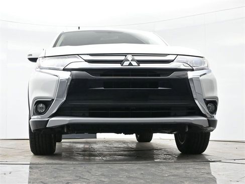Used 2017 Mitsubishi Outlander SE image 24