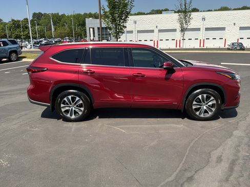 Used 2022 Toyota Highlander XLE AWD/4WD image 11