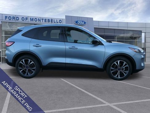 Used 2022 Ford Escape SE w/ SE Sport Appearance Package image 2