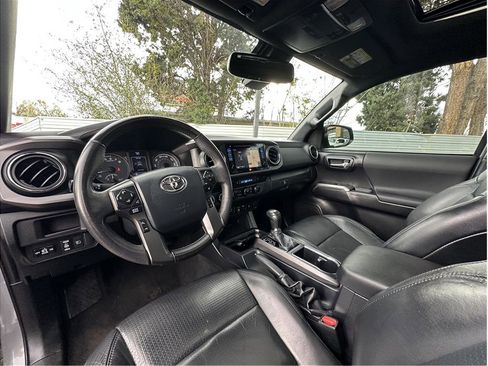 Used 2019 Toyota Tacoma TRD Sport image 2