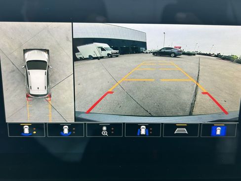 Used 2025 Buick Encore GX Avenir w/ Avenir Technology Package image 11