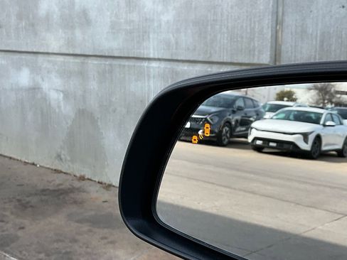 Used 2025 Hyundai Venue SEL image 20