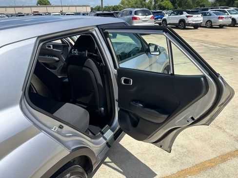 Used 2025 Hyundai Venue SE FWD image 16