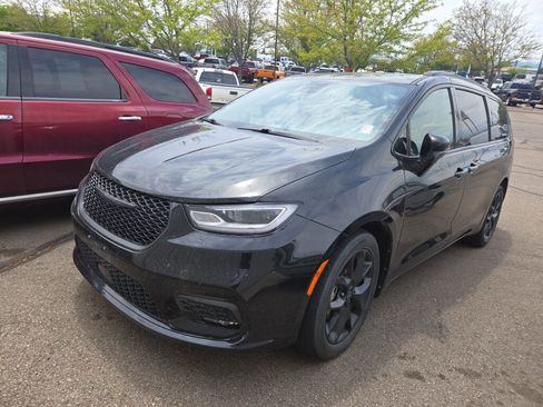 Used 2025 Chrysler Pacifica Limited FWD image 3