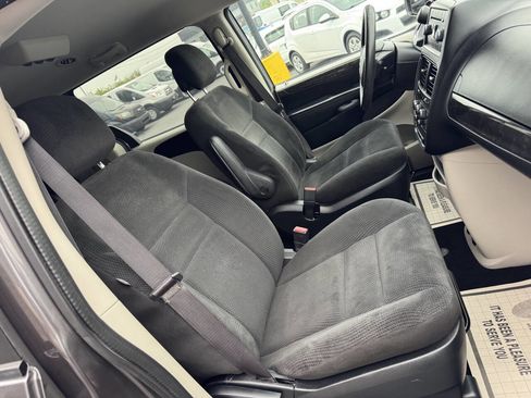 Used 2017 Dodge Grand Caravan SE FWD image 13
