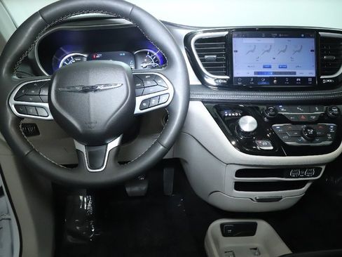 Used 2024 Chrysler Pacifica Limited FWD image 28