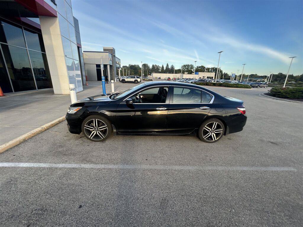 Used 2017 Honda Accord Touring image 4