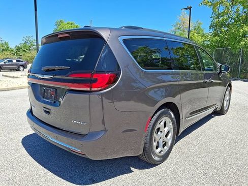 Used 2023 Chrysler Pacifica Limited FWD image 10