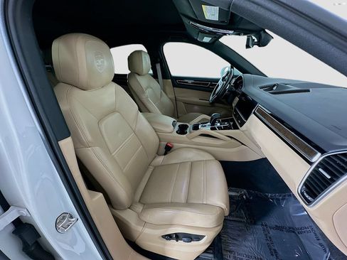 Certified 2023 Porsche Cayenne Platinum Edition AWD/4WD image 29