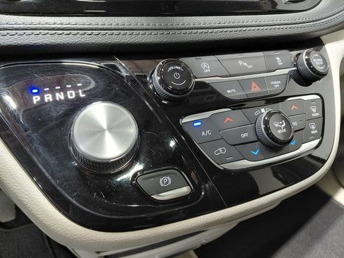 Certified 2019 Chrysler Pacifica Limited image 44
