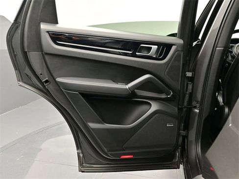 Used 2021 Porsche Cayenne Coupe w/ Premium Package image 17
