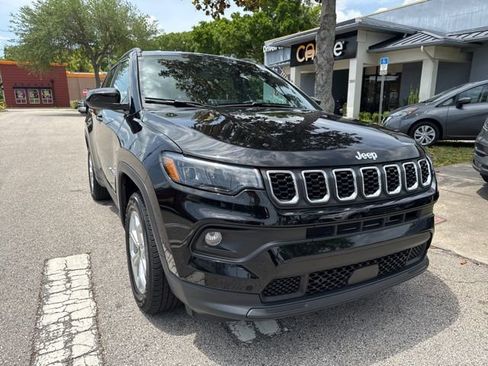 Used 2025 Jeep Compass Latitude AWD/4WD image 2