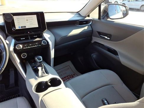 Used 2023 Toyota Venza LE image 11