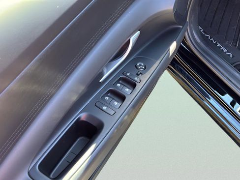 Certified 2025 Hyundai Elantra SE image 11