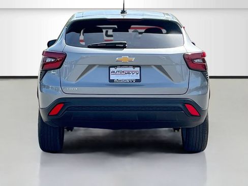 Used 2025 Chevrolet Trax LS w/ LS Convenience Package FWD image 6