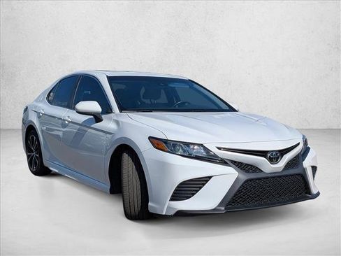 Used 2018 Toyota Camry SE w/ Moonroof Package FWD image 3